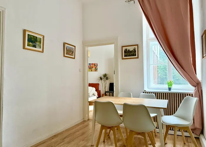 2-bedroom Sunny & Calm With Free Parking شقة